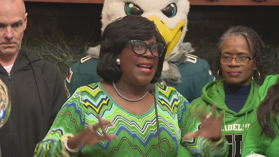 Mayor Parker gives viral Eagles chant another try